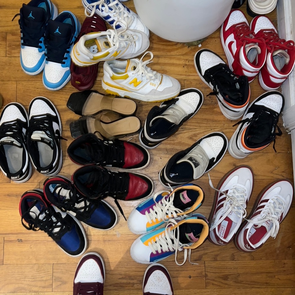 SELLING SNEAKER COLLECTION